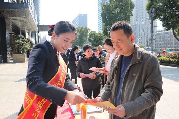 中国华融积极践行Betway·必威(西汉姆联)唯一官方网站   开展学雷锋志愿服务月系列活动